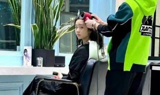 网友偶遇黄多多染金发